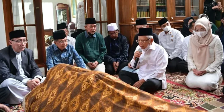 Wakil Presiden (Wapres) KH Ma’ruf Amin melayat ke rumah duka KH Ali Yafie, di Komplek Menteng Residence, Jalan Menteng V Blok FC 15, No.12, Sektor 7 Bintaro Jaya, Pondok Aren,  Kota Tangerang Selatan, Minggu (26/02/2023). FOTO: BPMI Setwapres