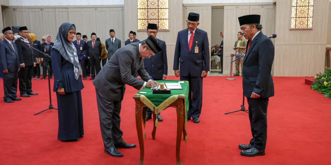 Pj Gubernur Banten Al Muktabar Lantik Lima Pejabat Fungsional