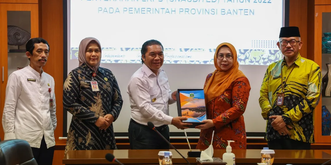 Penjabat Gubernur Banten Al Muktabar Serahkan LKPD Tahun 2022