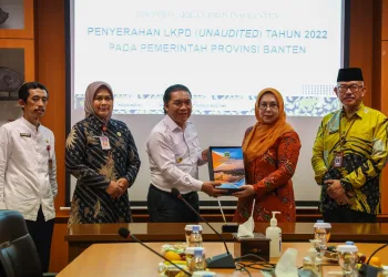 Penjabat Gubernur Banten Al Muktabar Serahkan LKPD Tahun 2022