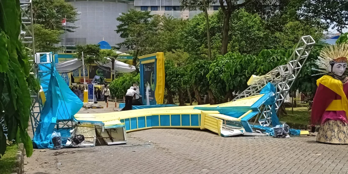 Gapura MTQ Ke-14 Tangerang Selatan di Ciputat Timur Ambruk Jelang Pawai Ta’aruf