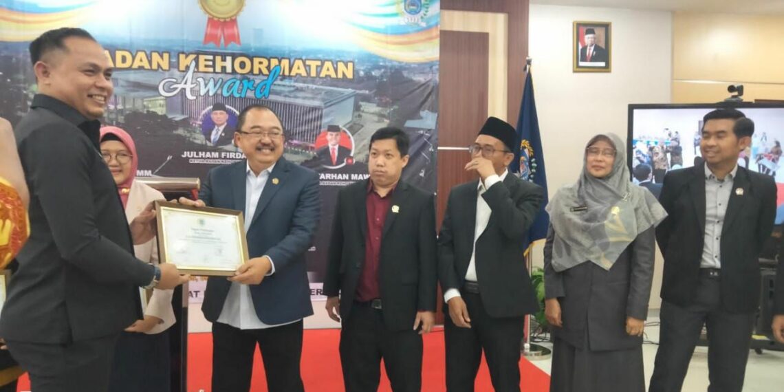 Perdana, Tujuh Anggota DPRD Kota Tangerang Selatan Terima Anugerah BK Award 2023