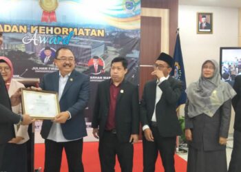 Perdana, Tujuh Anggota DPRD Kota Tangerang Selatan Terima Anugerah BK Award 2023