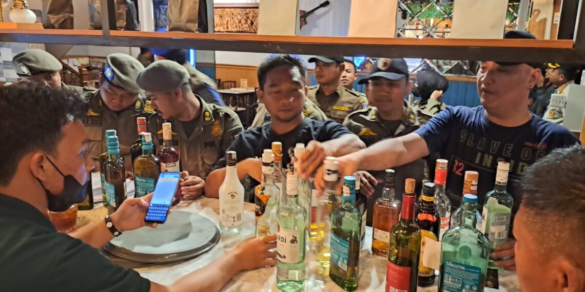 Satpol PP Kota Tangsel Gerebek Dua Kafe di Setu, Sita Ratusan Botol Miras