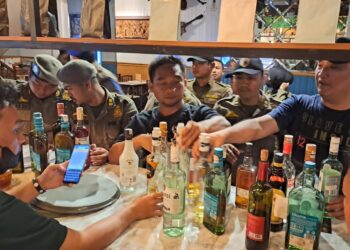Satpol PP Kota Tangsel Gerebek Dua Kafe di Setu, Sita Ratusan Botol Miras