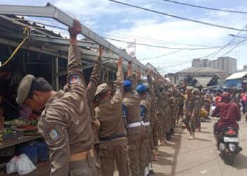 Pemkot Tangsel Bongkar Puluhan Lapak PKL di Pasar Ciputat