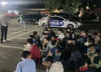 Aparat Polsek Cipondoh Ciduk Tujuh Remaja Bawa Senjata Tajam