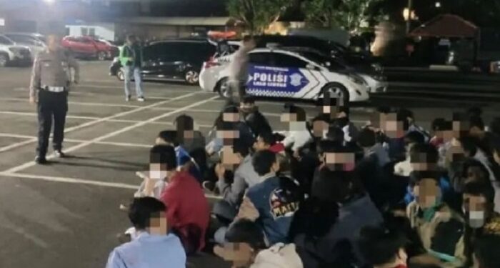 Aparat Polsek Cipondoh Ciduk Tujuh Remaja Bawa Senjata Tajam