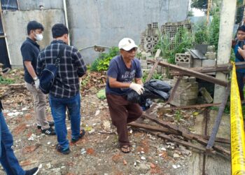 Mayat Bayi Terbungkus Plastik Tergeletak di Tanah Kosong di Pondok Aren