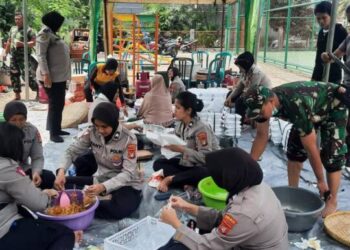 Polsek Jatiuwung Siapkan Dapur Umum Bantu Warga Terdampak Banjir di Perumahan Garden City