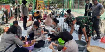 Polsek Jatiuwung Siapkan Dapur Umum Bantu Warga Terdampak Banjir di Perumahan Garden City