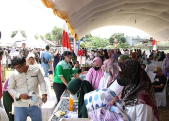 Warga Anyer Tumpah Ruah di Bazar Murah Ramadan