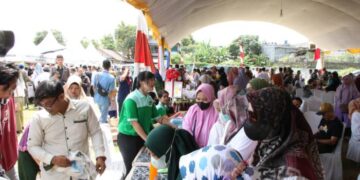 Warga Anyer Tumpah Ruah di Bazar Murah Ramadan