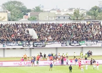 Suporter Masuk ke Lapangan Warnai Laga Persita Tangerang vs PSS Sleman
