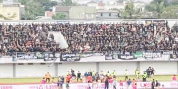 Suporter Masuk ke Lapangan Warnai Laga Persita Tangerang vs PSS Sleman