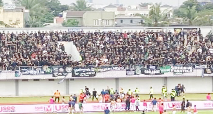 Suporter Masuk ke Lapangan Warnai Laga Persita Tangerang vs PSS Sleman