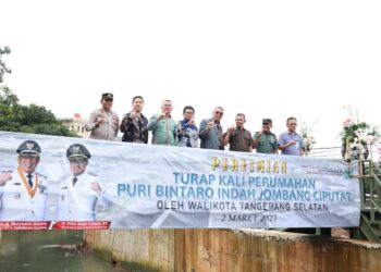 Bangun Turap Kali Puri Bintaro Indah Ciputat, Benyamin Davnie: Keruk Sungai, Isinya Sandal, Bekas Besi dan Bantal