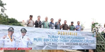 Bangun Turap Kali Puri Bintaro Indah Ciputat, Benyamin Davnie: Keruk Sungai, Isinya Sandal, Bekas Besi dan Bantal