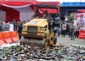 16.242 Minuman Keras dan 5.450 Butir Obat Obatan Terlarang Dimusnahkan Polres Metro Tangerang Kota