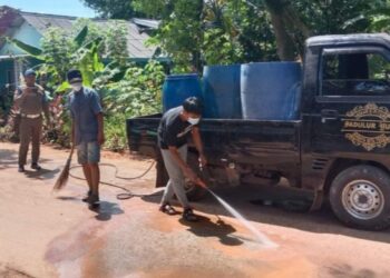 Aktivitas Truk Pengangkut Tanah Kotori Jalanan di Legok Tangerang