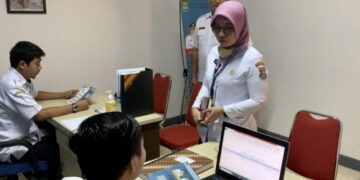 Aktivitas Truk Pengangkut Tanah Kotori Jalanan di Legok Tangerang