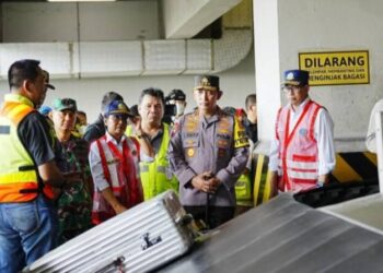 Kapolri Tinjau Kesiapan Pesawat dan Jalur Bagasi di Bandara Soetta Tangerang