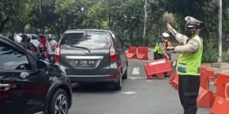 Jalan Menuju Kebun Binatang Ragunan Macet Parah, Polisi Tutup Sementara Jalan Harsono RM