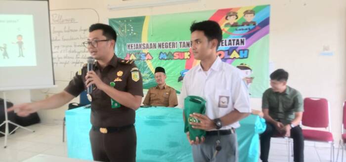 Kejari Tangsel Beri Edukasi Hukum Terkait Kenakalan Remaja Kepada Siswa SMKN 5 Tangsel