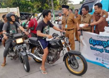 DPMPTSP Tangsel Bagi-bagi Takjil Kepada Warga dan Pengguna Jalan Raya