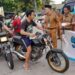 DPMPTSP Tangsel Bagi-bagi Takjil Kepada Warga dan Pengguna Jalan Raya