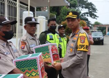 Ratusan Satpam Perumahan di Kota Tangerang dapat Bingkisan Lebaran Kapolda Metro Jaya