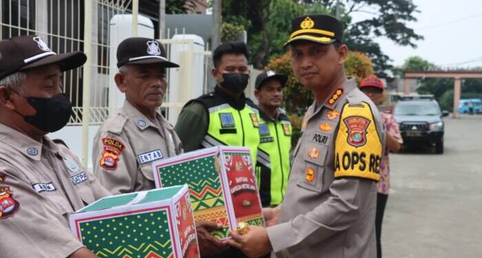 Ratusan Satpam Perumahan di Kota Tangerang dapat Bingkisan Lebaran Kapolda Metro Jaya