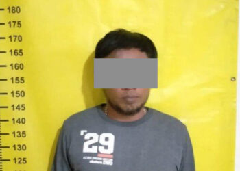 Pria di Teluknaga Mabok Minuman Keras Sambil Tenteng Celurit
