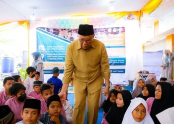 Benyamin Davnie Semangati Anak-anak Yatim Agar Terus Belajar