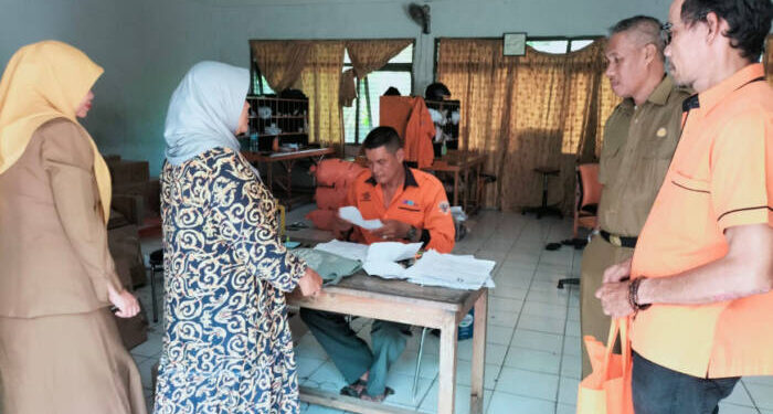PT Pos Indonesia Cabang Tigaraksa Salurkan Bantuan Pangan, DPKP Kabupaten Tangerang Pantau Lokasi - HALO BANTEN