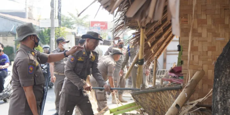 Satpol PP Kabupaten Tangerang Tertibkan Bangunan Liar di Sepatan Timur