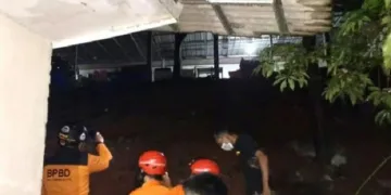 Longsoran Tanah Tutup Jalan di Kademangan Setu - halo banten