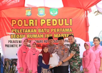 Polres Metro Tangerang Kota Lakukan Peletakan Batu Pertama Bedah Rumah di Cibodas