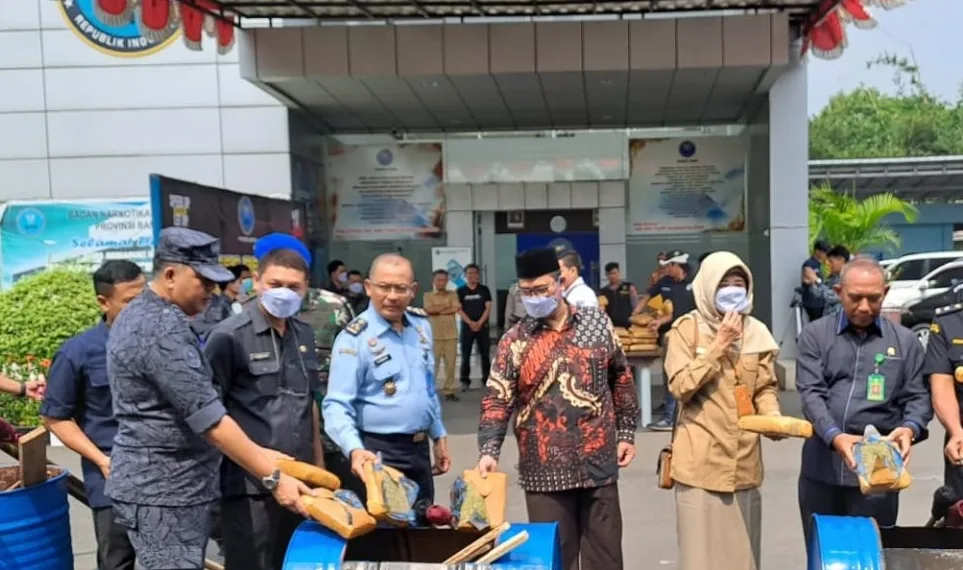 Barang Bukti 52 Kg Ganja dari Penangkapan Oknum TNI AD di Tangerang Dimusnahkan