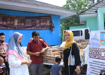Warga Gunungsari Serbu Lokasi Operasi Pasar Telur Ayam
