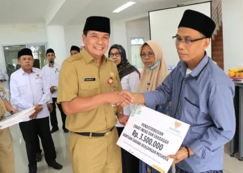 Baznas Kabupaten Tangerang Salurkan Zakat Peduli Pendidikan
