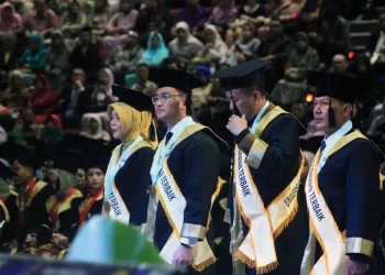 Andika Hazrumy Lulusan Terbaik Doktor Ilmu Sosial