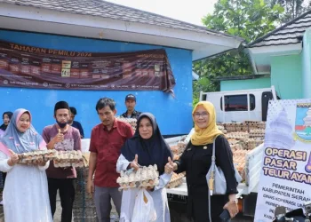 Warga Gunungsari Antusias Datangi Operasi Pasar Telur Ayam
