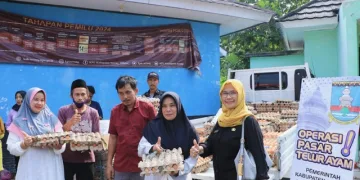 Warga Gunungsari Antusias Datangi Operasi Pasar Telur Ayam