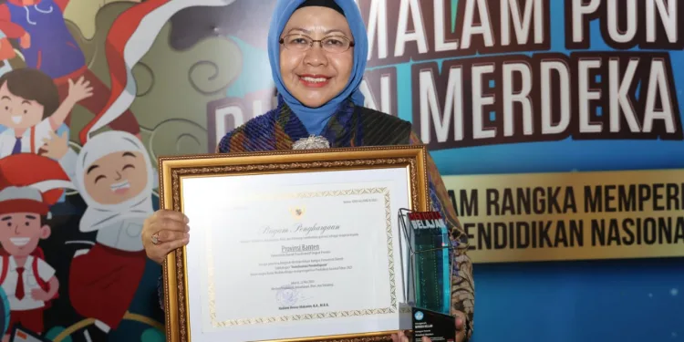 Virgojanti mewakili Pj Gubernur Banten Al Muktabar, pada Malam Puncak Peringatan Hari Pendidikan Nasional Tahun 2023 di Gedung Seni Trimurti Taman Rama Shinta Candi Prambanan