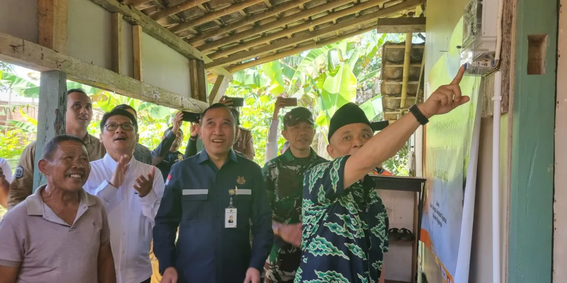 Anggota Komisi VII DPR RI, Nurhasan Zaidi  saat menyalakan listrik rumah penerima bantuan Bantuan Pasang Baru Listrik