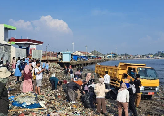 Pembersihan Sampah Pantai Labuan di Pandeglang