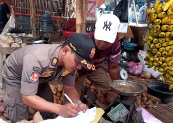 Gunakan Bahu Jalan, Satpol PP Kabupaten Tangerang Tegur 72 PKL di Teluknaga