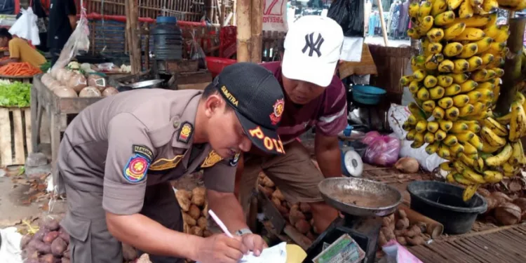 Gunakan Bahu Jalan, Satpol PP Kabupaten Tangerang Tegur 72 PKL di Teluknaga