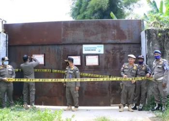 Satpol PP Kabupaten Serang Segel Peternakan Ayam di Cikeusal - HALO BANTEN